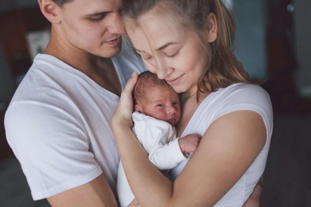 Eltern mit Neugeborenen