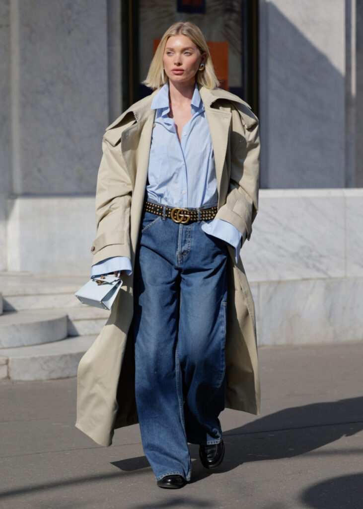 Beigefarbener Trenchcoat: Elsa Hosk in weiten Jeans