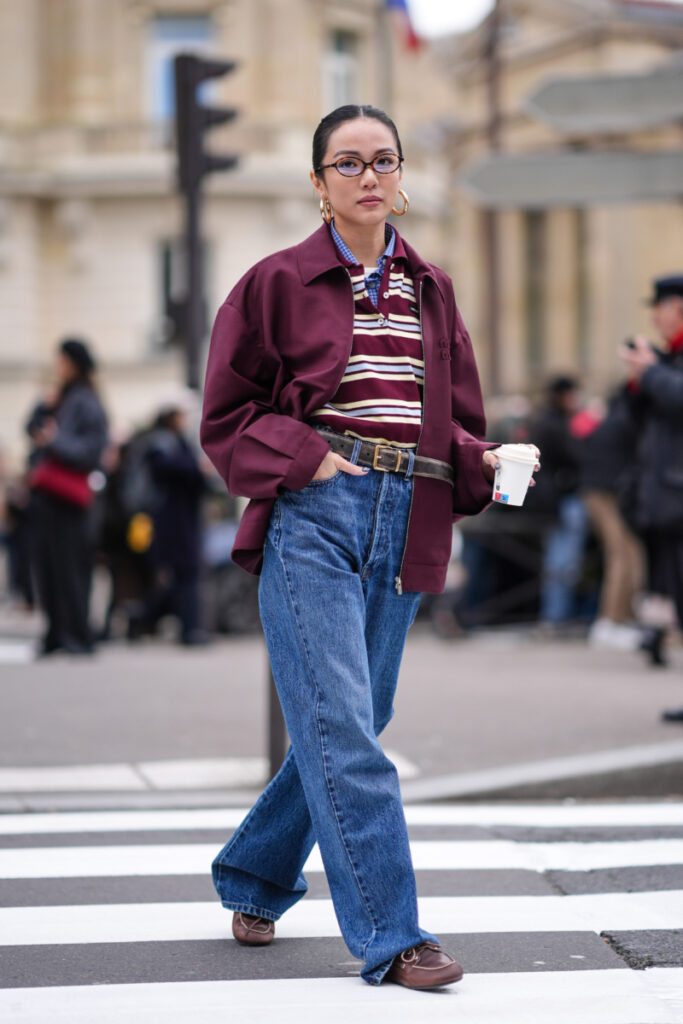 Yoyo Cao in einem Preppy-Outfit