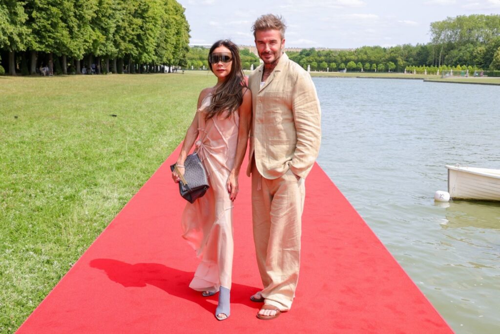 David und Victoria Beckham auf dem roten Teppich in Outfits aus Leinen.