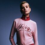 Model in einem Sweatshirt von Juicy Couture