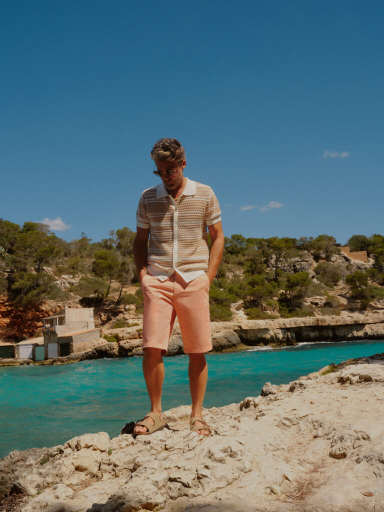 Herrenmode für den Sommer 2024 – Strand-Styling mit Shorts in Peach Fuzz