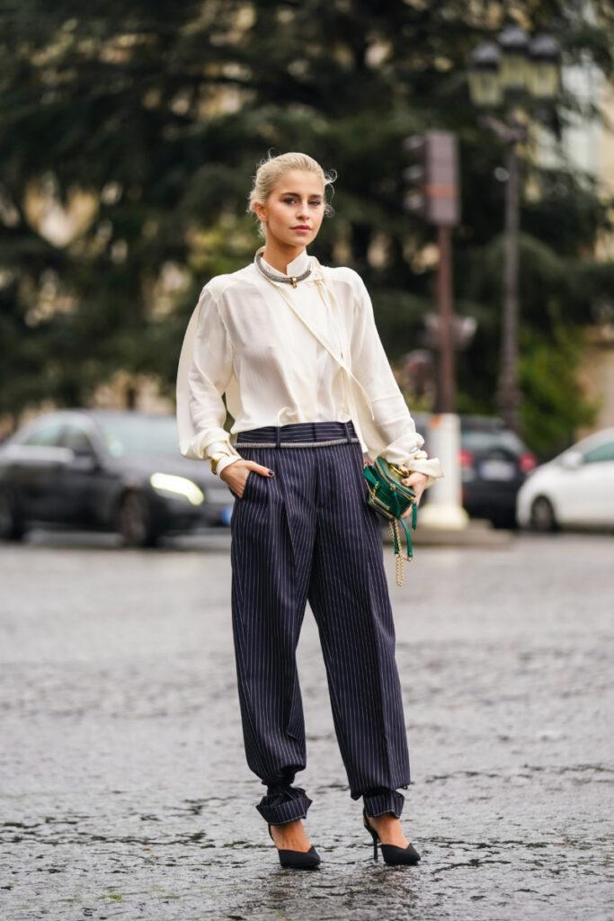 Caroline Daur trägt ein elegantes Outfit