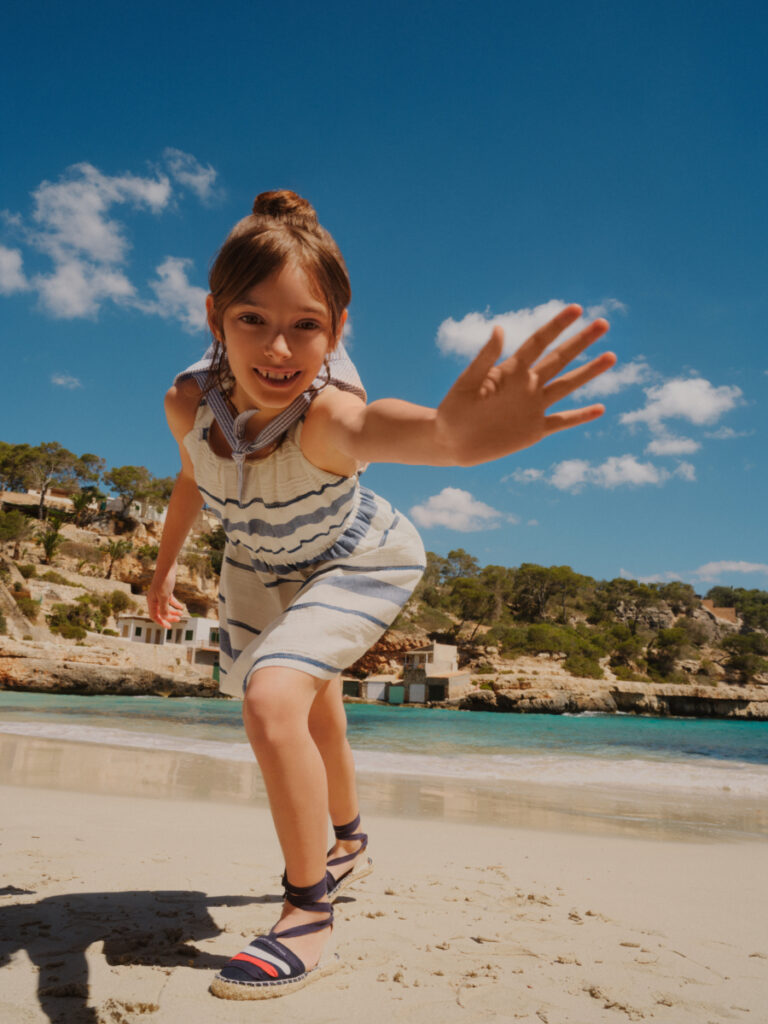 Outfit für ein Mädchen am Strand: gestreiftes Kleid