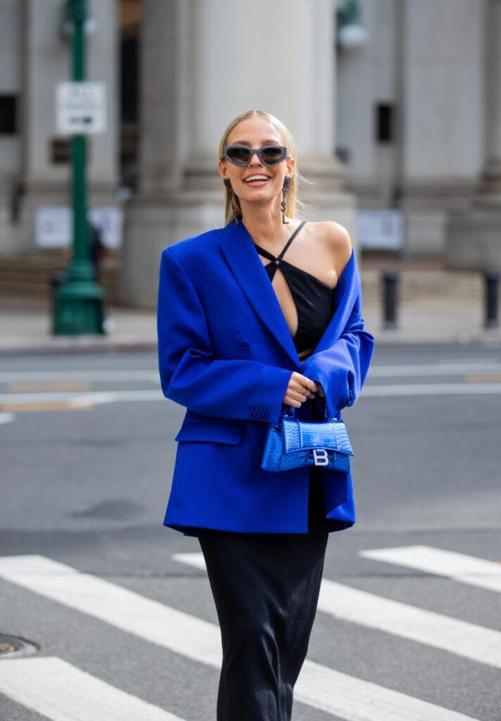 Leonie Hanne kombiniert ein schwarzes Kleid mit einer blauen Jacke