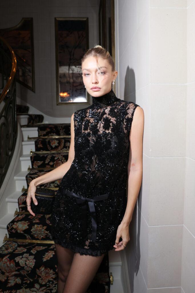 Gigi Hadid trägt ein schwarzes Spitzenkleid