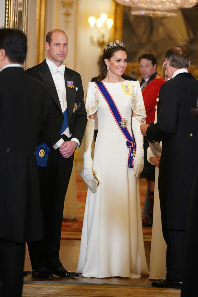 Prinz William und Herzogin Catherine in festlichen Outfits