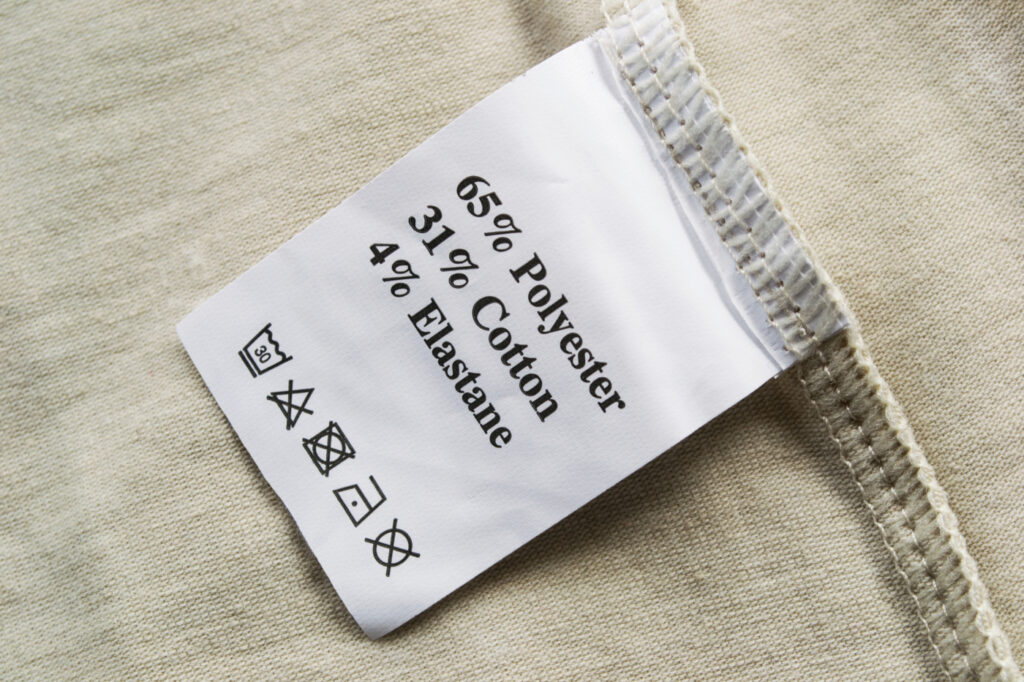 Etikett mit Angabe der Zusammensetzung des Kleidungsstücks.