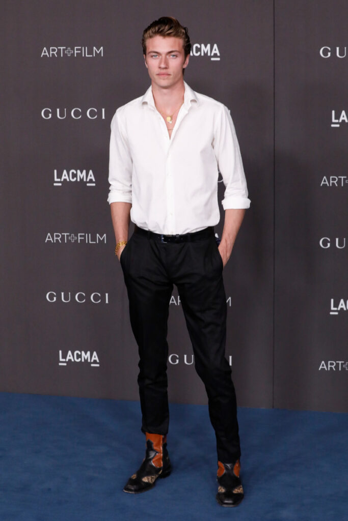 Lucky Blue Smith im schwarz-weißen Look