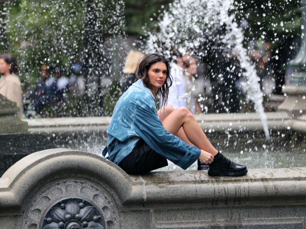 Kendall Jenner trägt Loafer mit Socken bei einem Fotoshooting für Calvin Klein