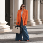 Oversize-Hose – Outfit mit Super-Wide-Leg-Jeans und einem Oversize-Blazer in Orange