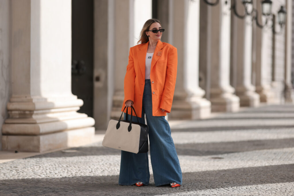 Oversize-Hose – Outfit mit Super-Wide-Leg-Jeans und einem Oversize-Blazer in Orange