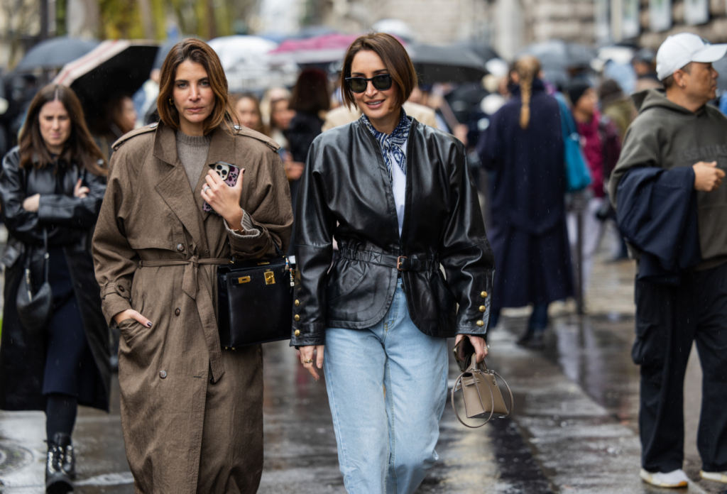 Herbstoutfits 2024 – eine Frau in einer Lederjacke und eine Frau in einem Ledermantel